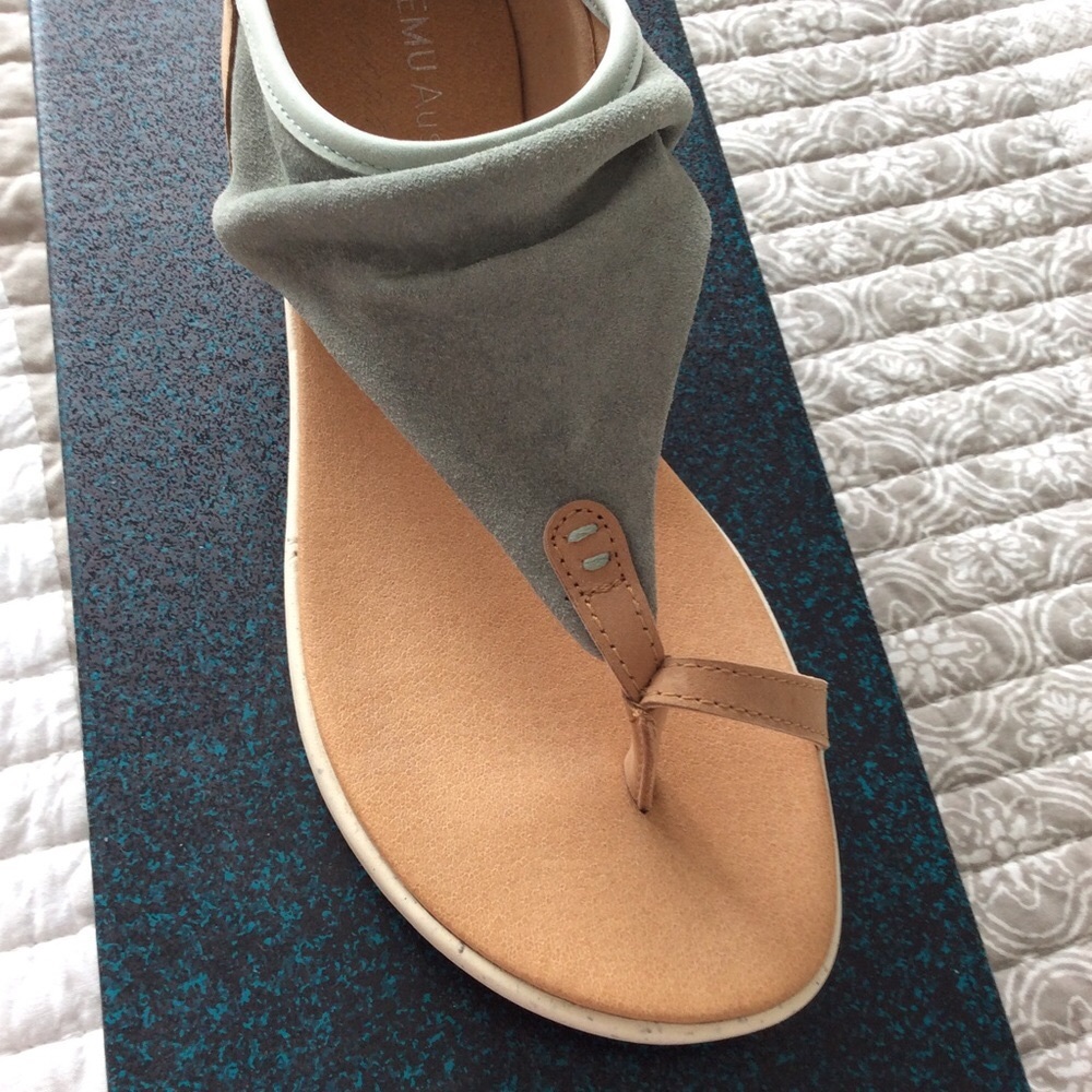 NWOT/NIB - Emu Yarra sandals with rear zip